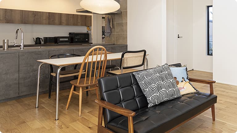 ソファーと机を置いても広々としたリビング