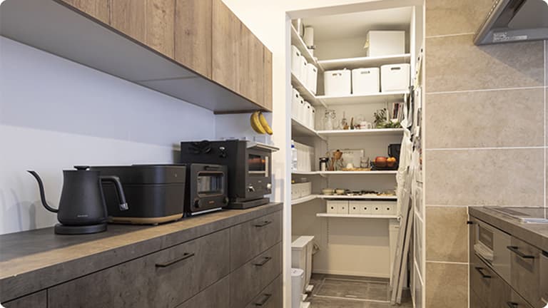 壁・間仕切りを最小限にしたキッチン