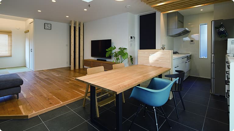 コストのメリハリをつけた使用頻度の高いリビング