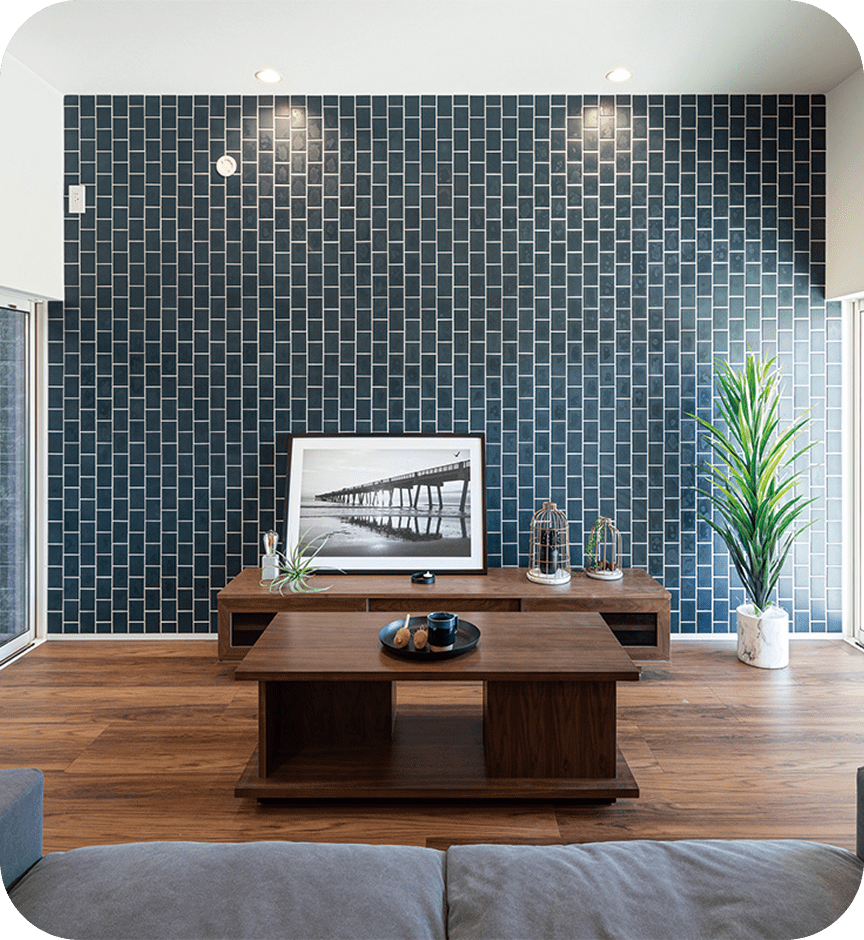 天井が高く広々としたリビングと観葉植物