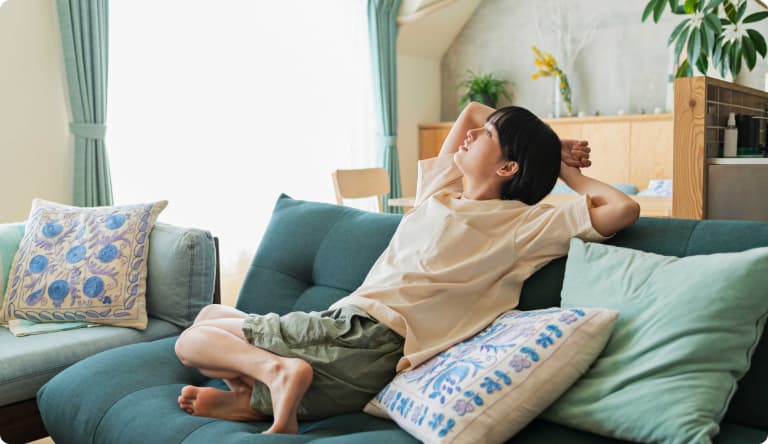 広々としたリビングで1人くつろぐ女性