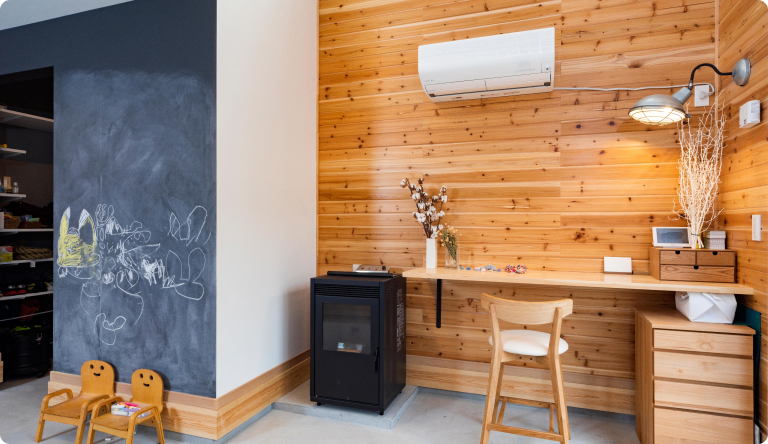 一つの一室の中で、”好きなこと”に思い切り時間を使う女性