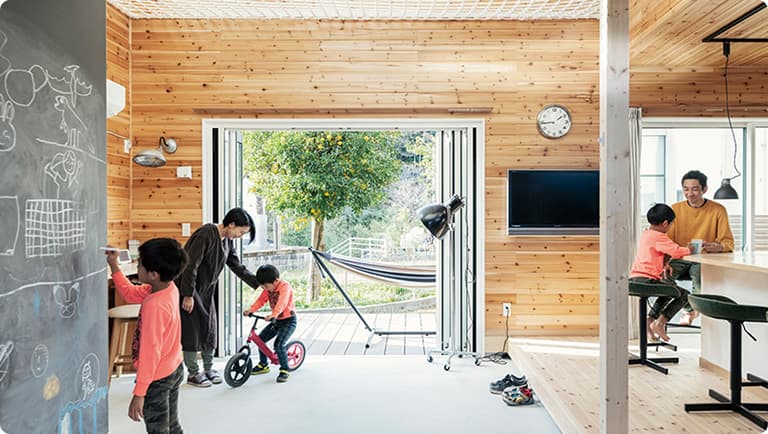 リビングで休日を過ごす家族