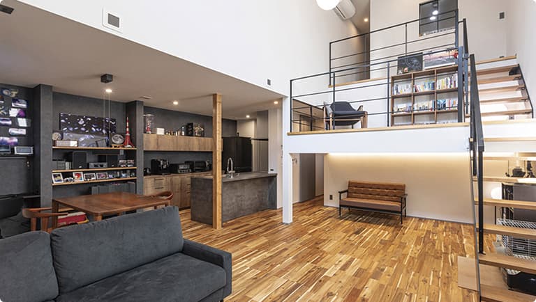 立体的な黒い家の外装