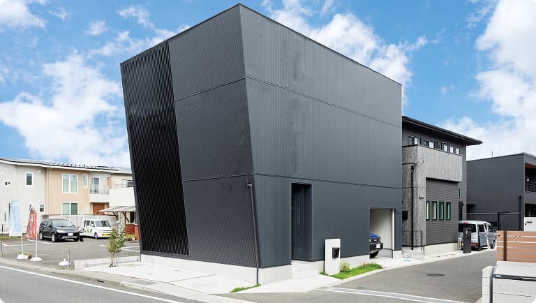 立体的な黒い家の外装