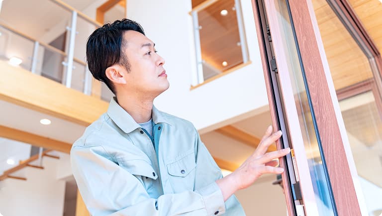 家を丁寧に点検する人