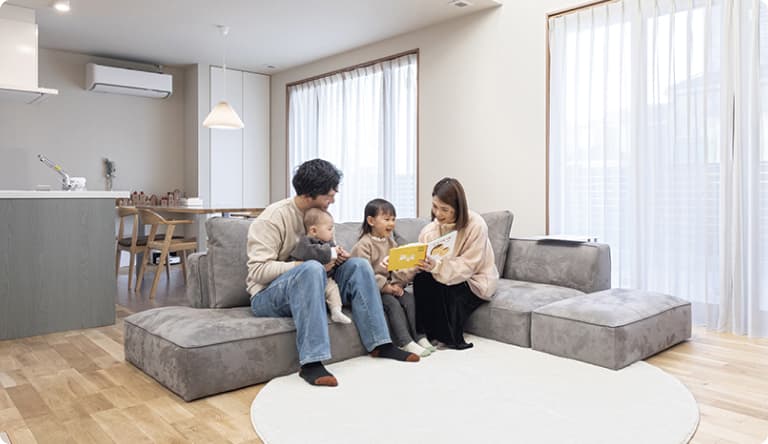 家族がリビングでくつろぐ写真