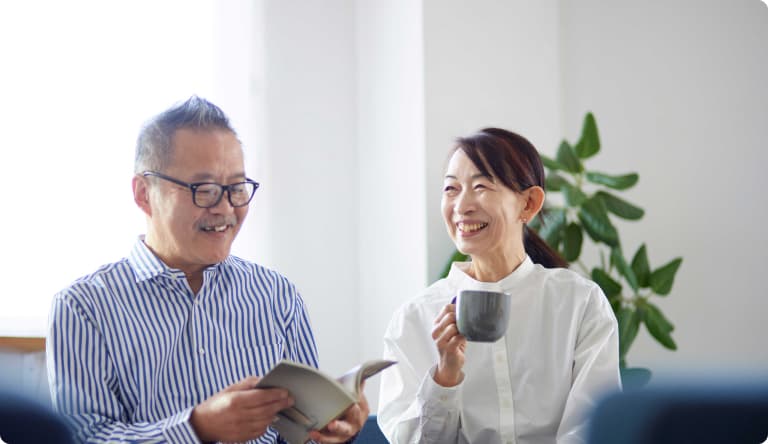 老夫婦がリビングでくつろぐ写真