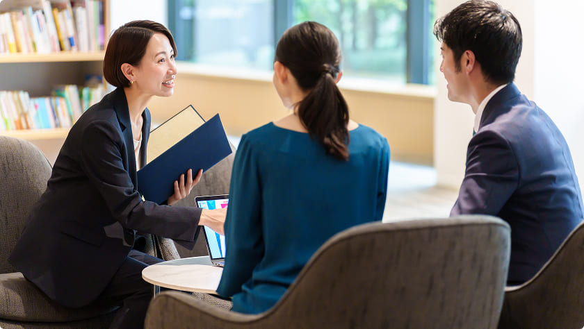 真摯に向き合い丁寧な仕事をするスタッフの様子