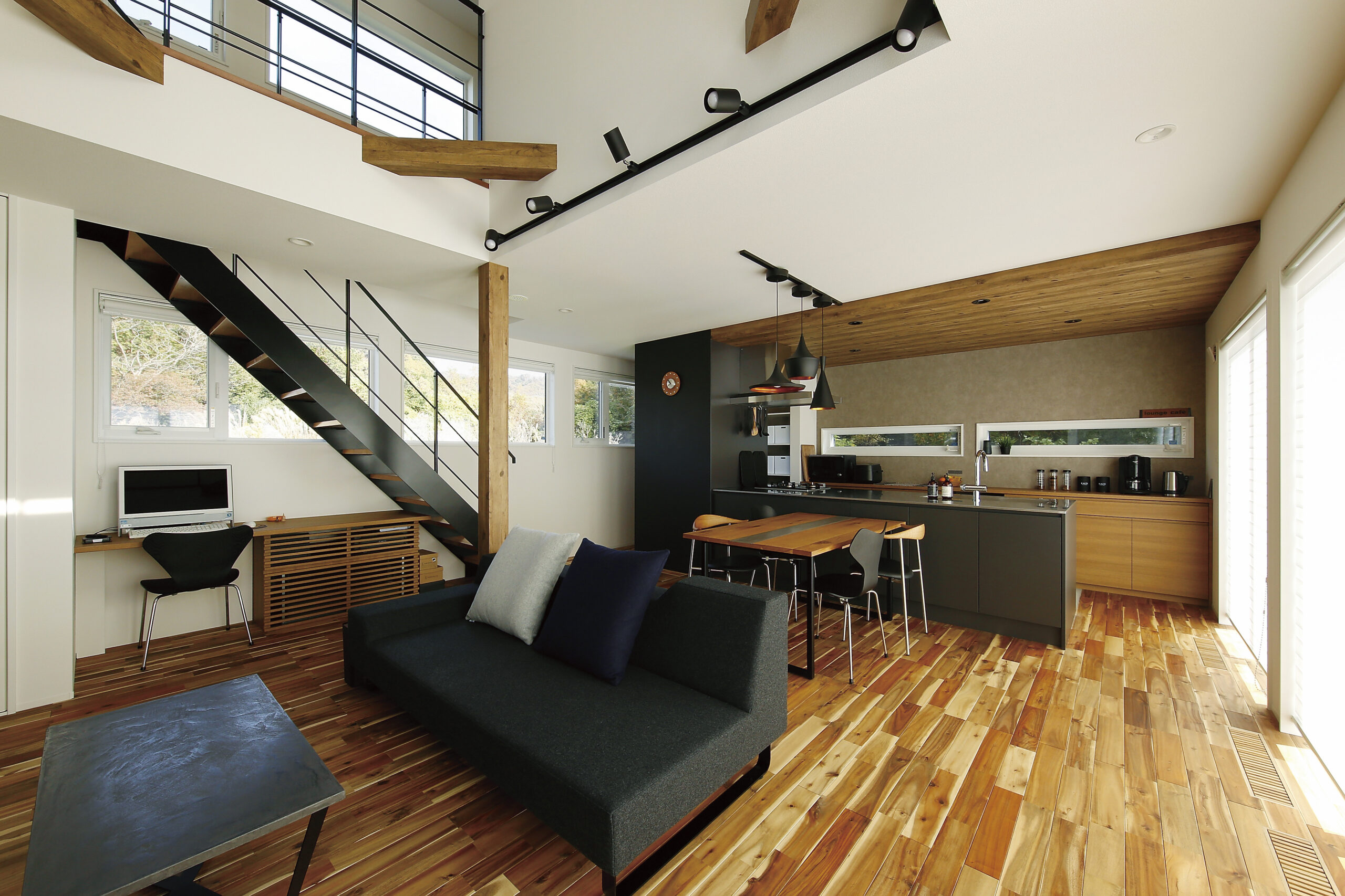 共働きご夫婦の夢を叶えた借景ある吹き抜け大空間の家