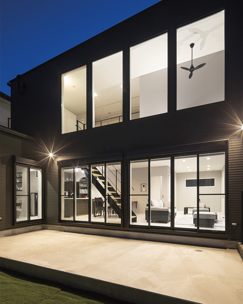 開放的な空間に家事楽動線を結び合わせ 高低差を活かした眺望が楽しめる家