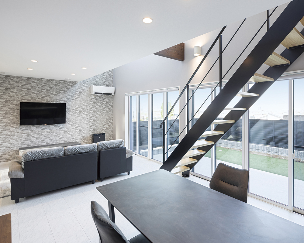 開放的な空間に家事楽動線を結び合わせ 高低差を活かした眺望が楽しめる家