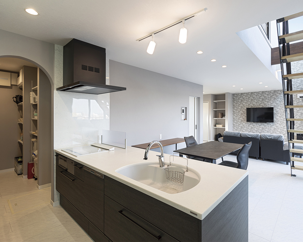 開放的な空間に家事楽動線を結び合わせ 高低差を活かした眺望が楽しめる家