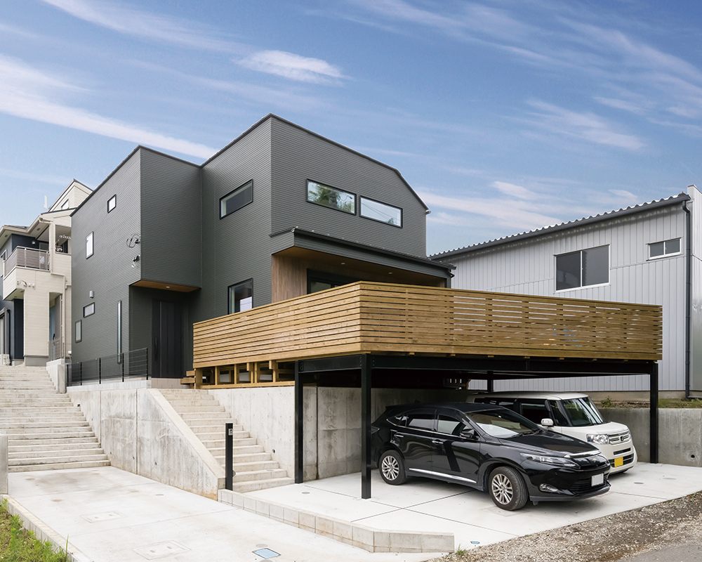 ウッドデッキで念願のドッグラン！外との繋がりが心地よい家