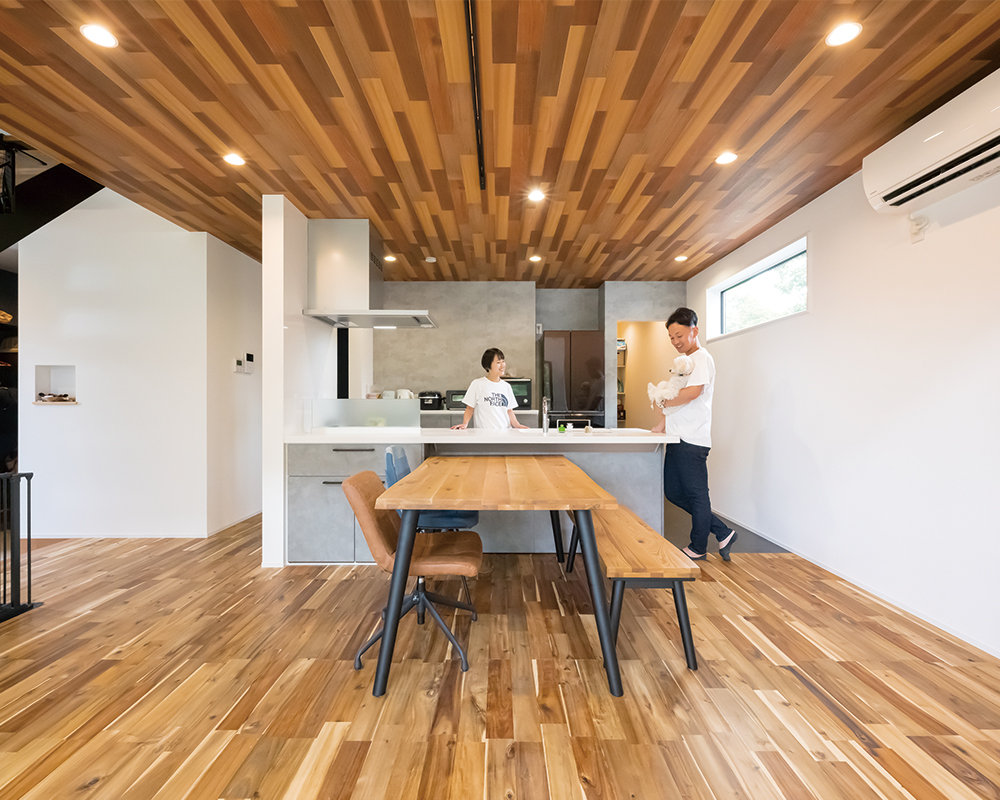 ウッドデッキで念願のドッグラン！外との繋がりが心地よい家