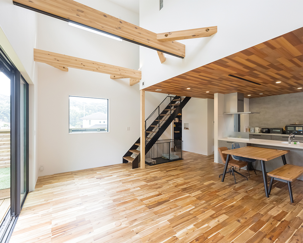 ウッドデッキで念願のドッグラン！外との繋がりが心地よい家