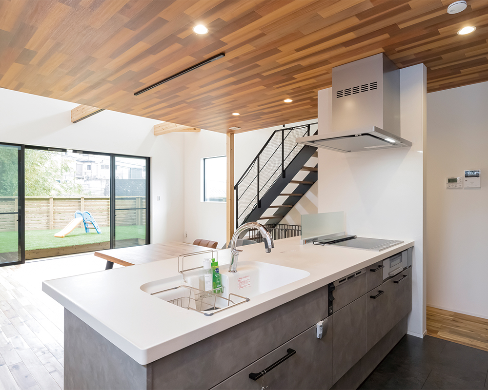 ウッドデッキで念願のドッグラン！外との繋がりが心地よい家