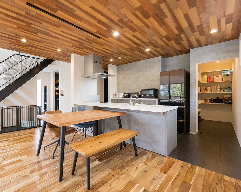 ウッドデッキで念願のドッグラン！外との繋がりが心地よい家