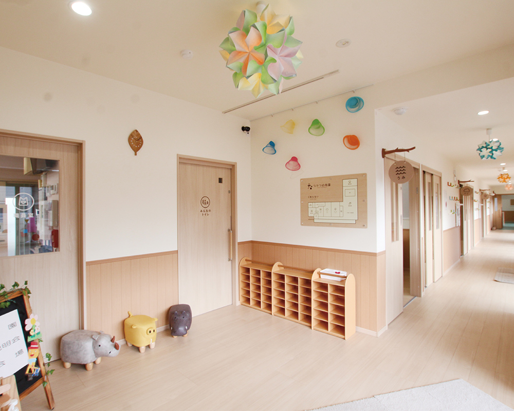 木の温かみと光感じる、子どもたちの成長を見守る園舎