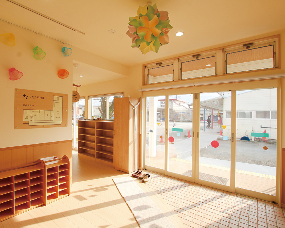 木の温かみと光感じる、子どもたちの成長を見守る園舎