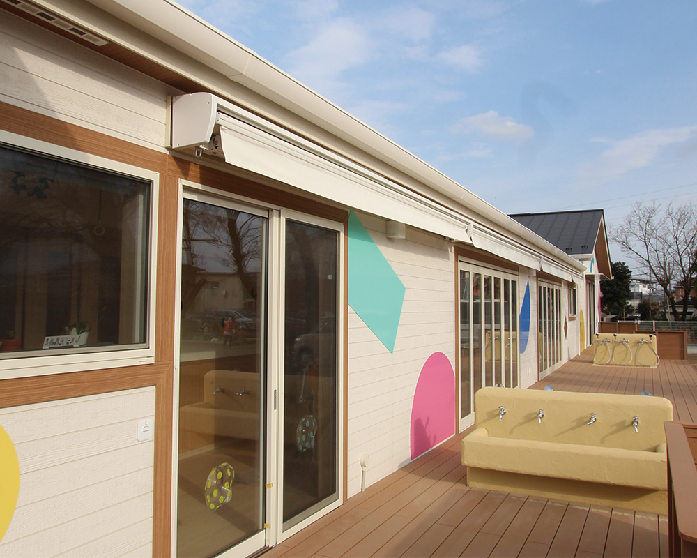 木の温かみと光感じる、子どもたちの成長を見守る園舎