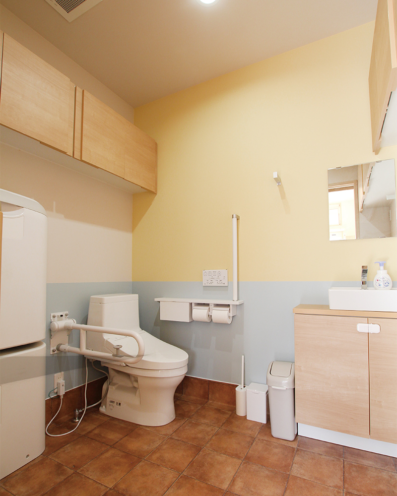 木の温かみと光感じる、子どもたちの成長を見守る園舎