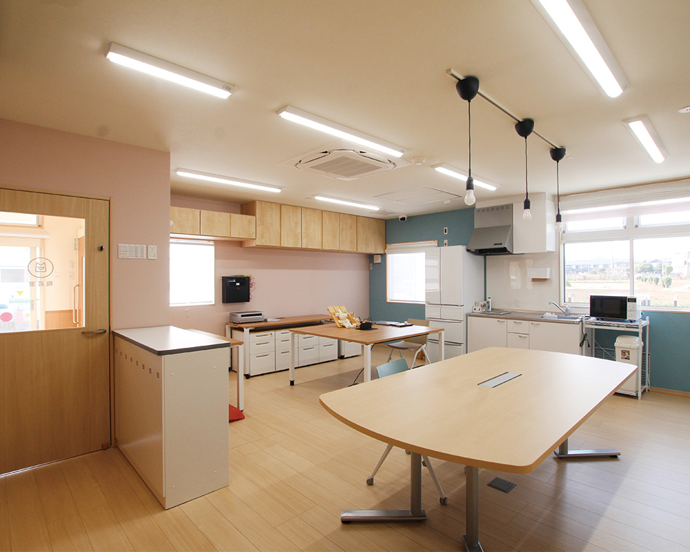 木の温かみと光感じる、子どもたちの成長を見守る園舎