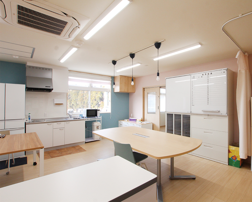 木の温かみと光感じる、子どもたちの成長を見守る園舎