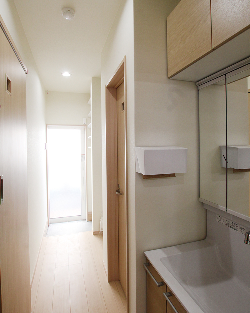 木の温かみと光感じる、子どもたちの成長を見守る園舎