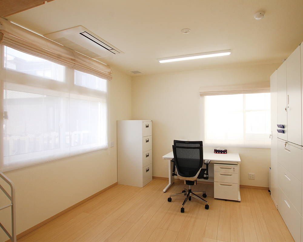 木の温かみと光感じる、子どもたちの成長を見守る園舎