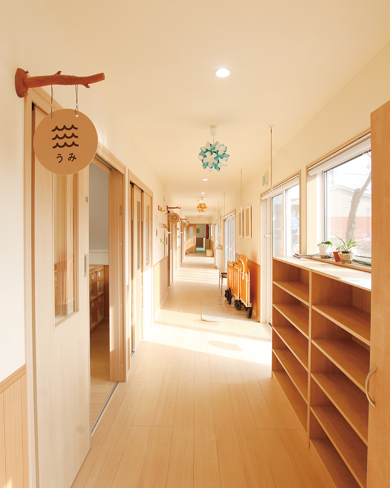 木の温かみと光感じる、子どもたちの成長を見守る園舎