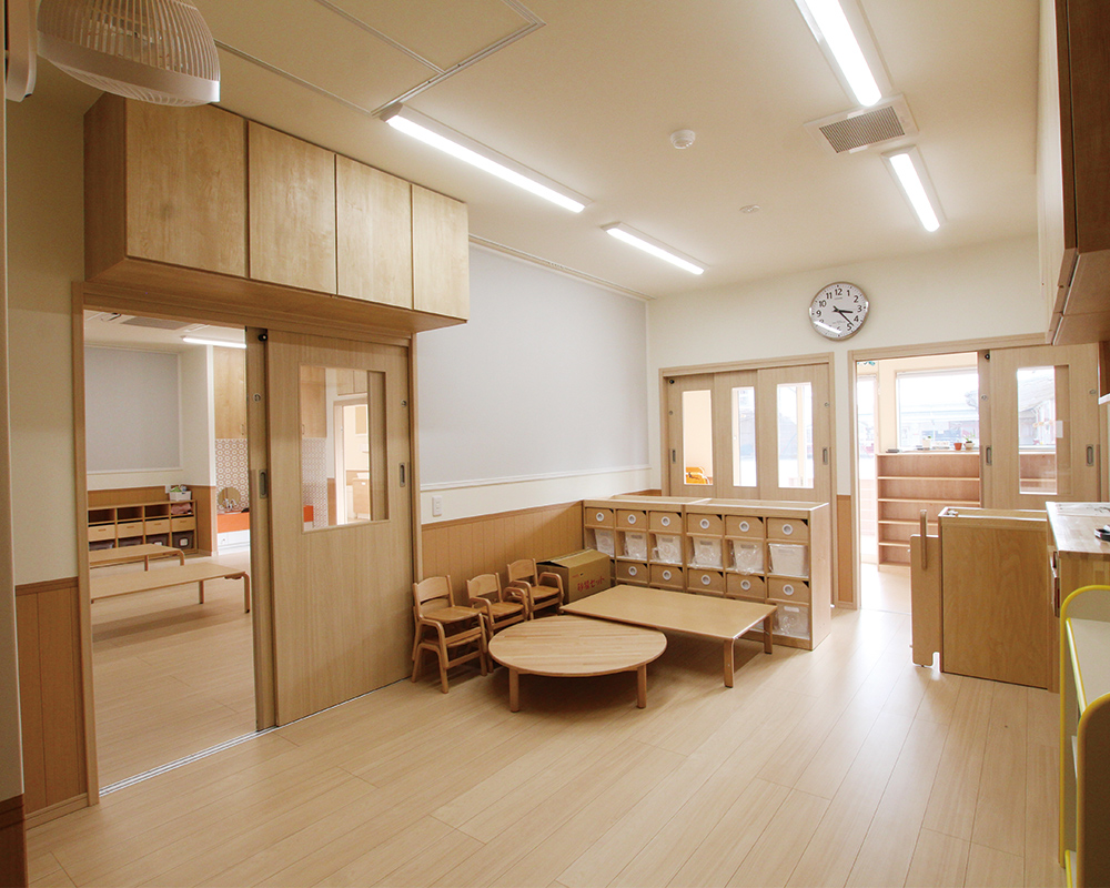 木の温かみと光感じる、子どもたちの成長を見守る園舎