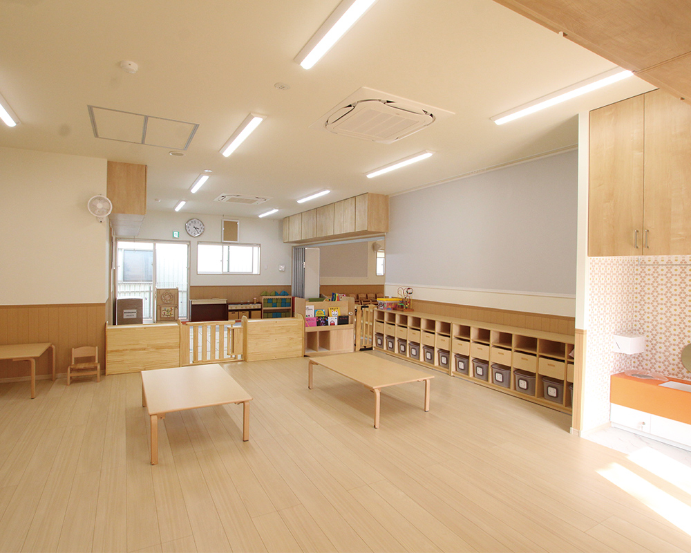 木の温かみと光感じる、子どもたちの成長を見守る園舎