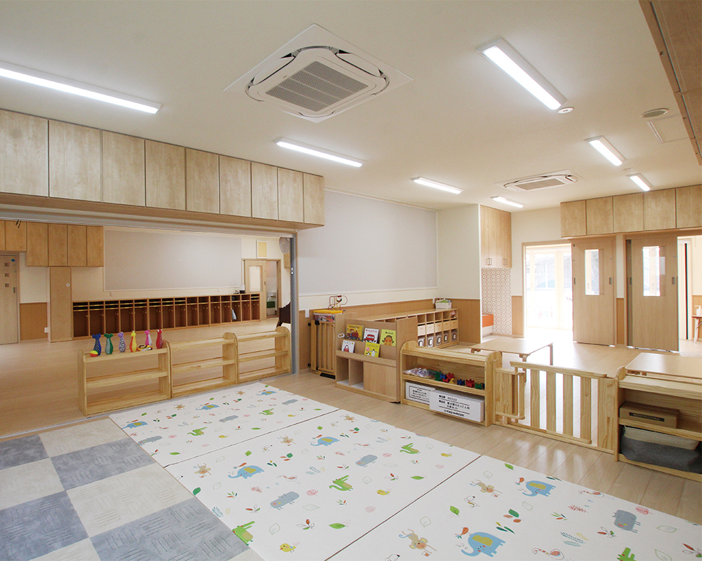 木の温かみと光感じる、子どもたちの成長を見守る園舎