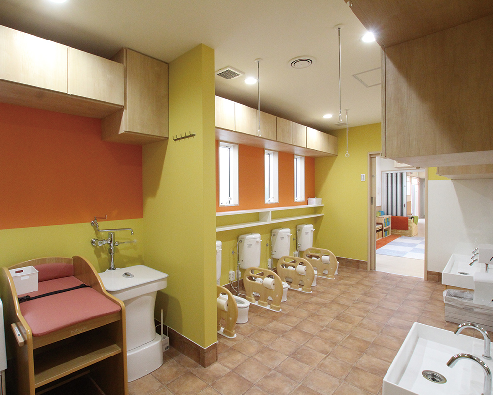 木の温かみと光感じる、子どもたちの成長を見守る園舎