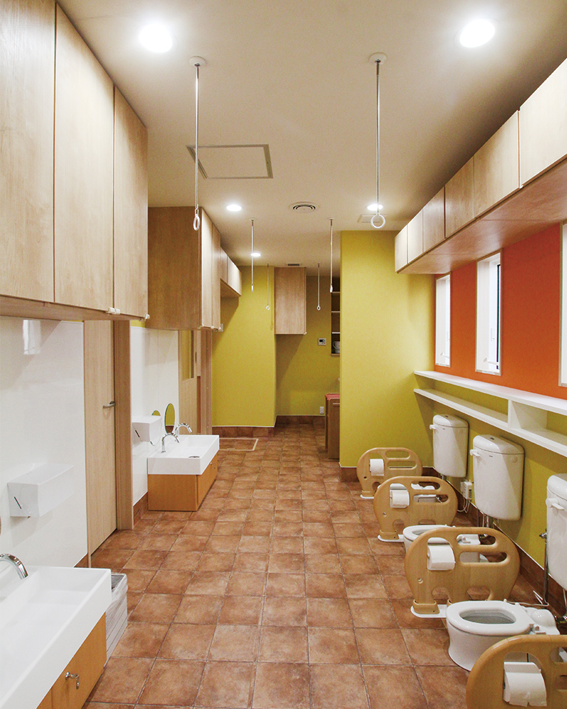 木の温かみと光感じる、子どもたちの成長を見守る園舎