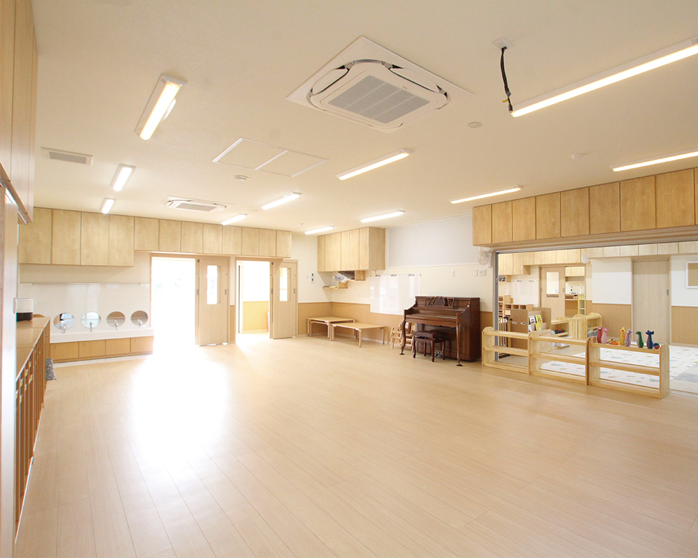 木の温かみと光感じる、子どもたちの成長を見守る園舎