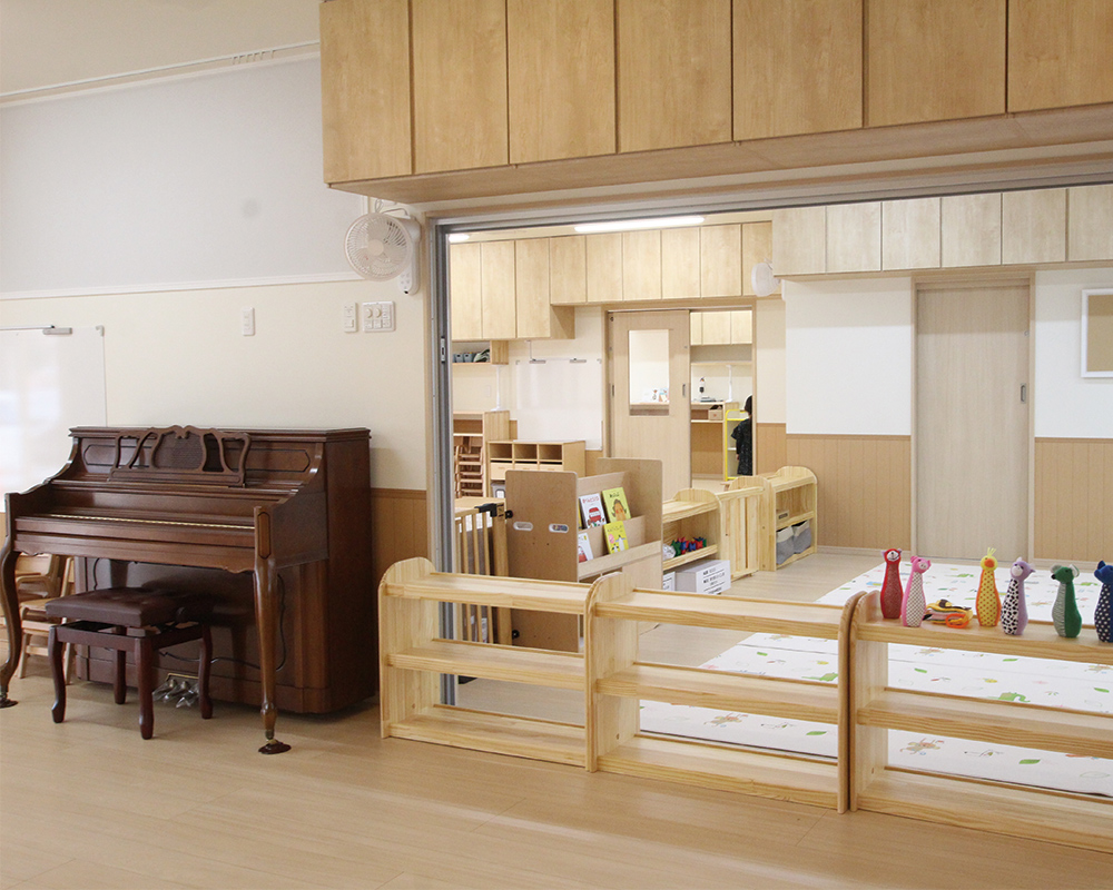 木の温かみと光感じる、子どもたちの成長を見守る園舎