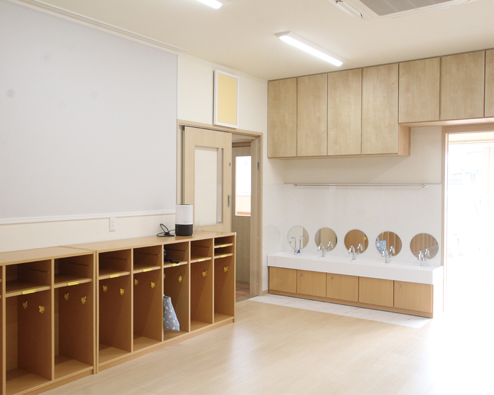 木の温かみと光感じる、子どもたちの成長を見守る園舎