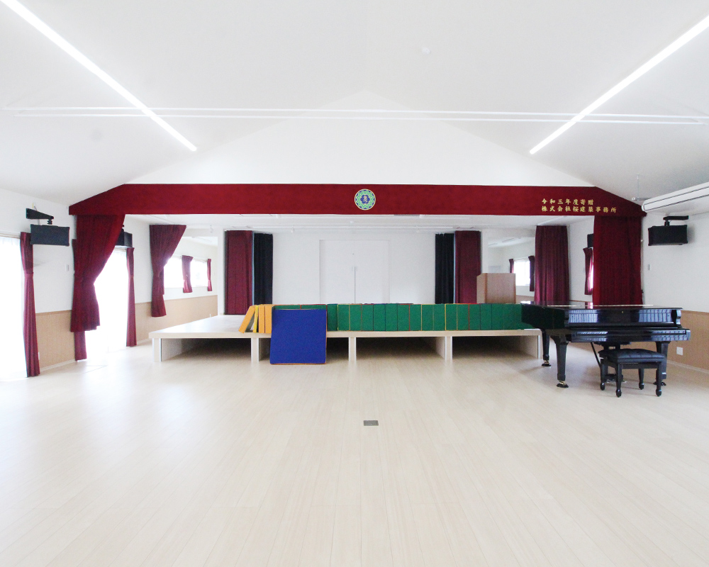 木の温かみと光感じる、子どもたちの成長を見守る園舎