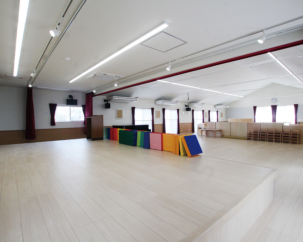 木の温かみと光感じる、子どもたちの成長を見守る園舎