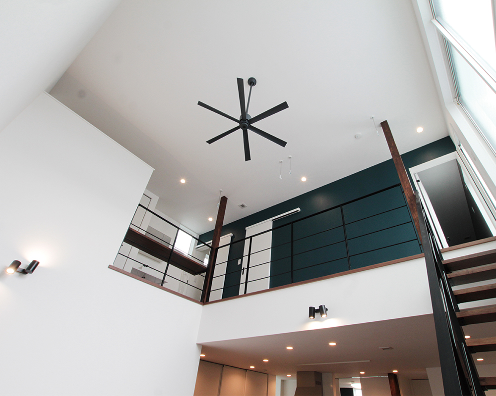 三角変形地で叶える、ガレージで愛車が楽しめる大人カッコイイ家