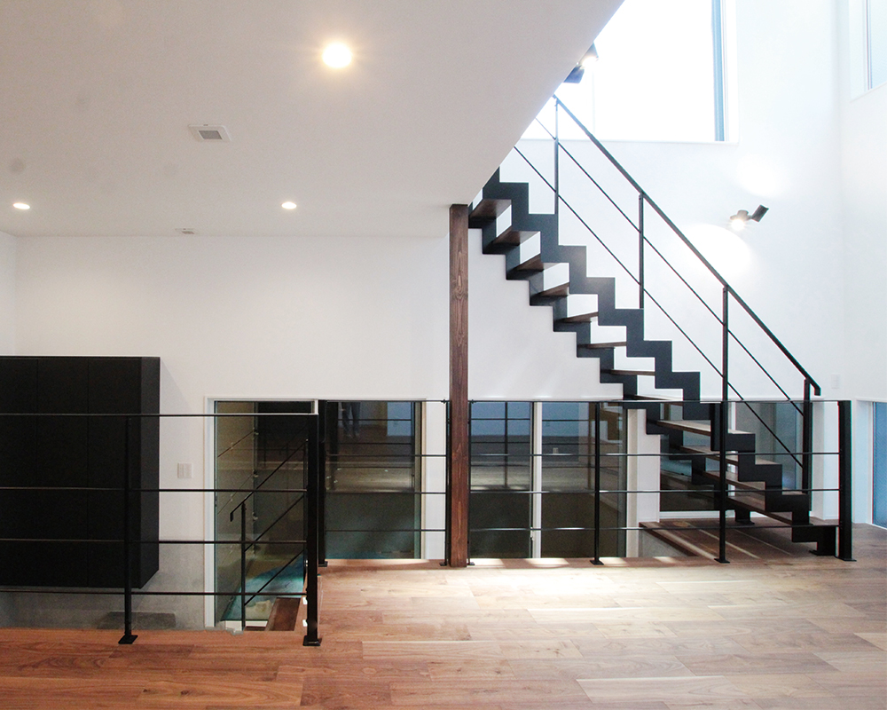 三角変形地で叶える、ガレージで愛車が楽しめる大人カッコイイ家