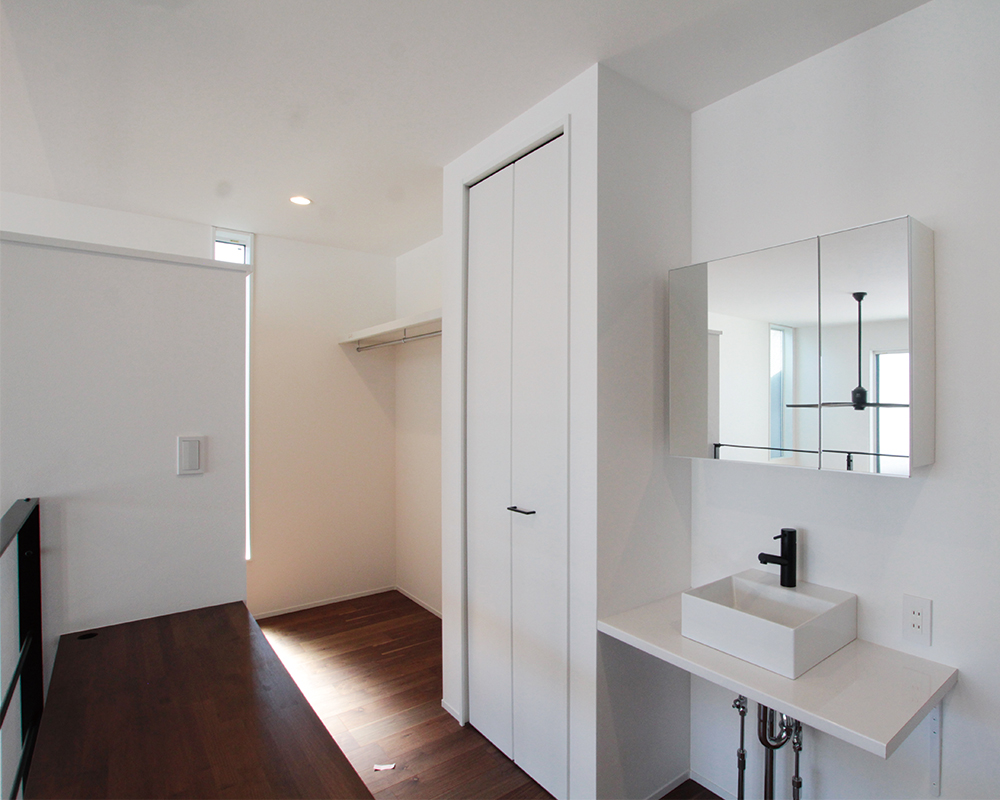 三角変形地で叶える、ガレージで愛車が楽しめる大人カッコイイ家