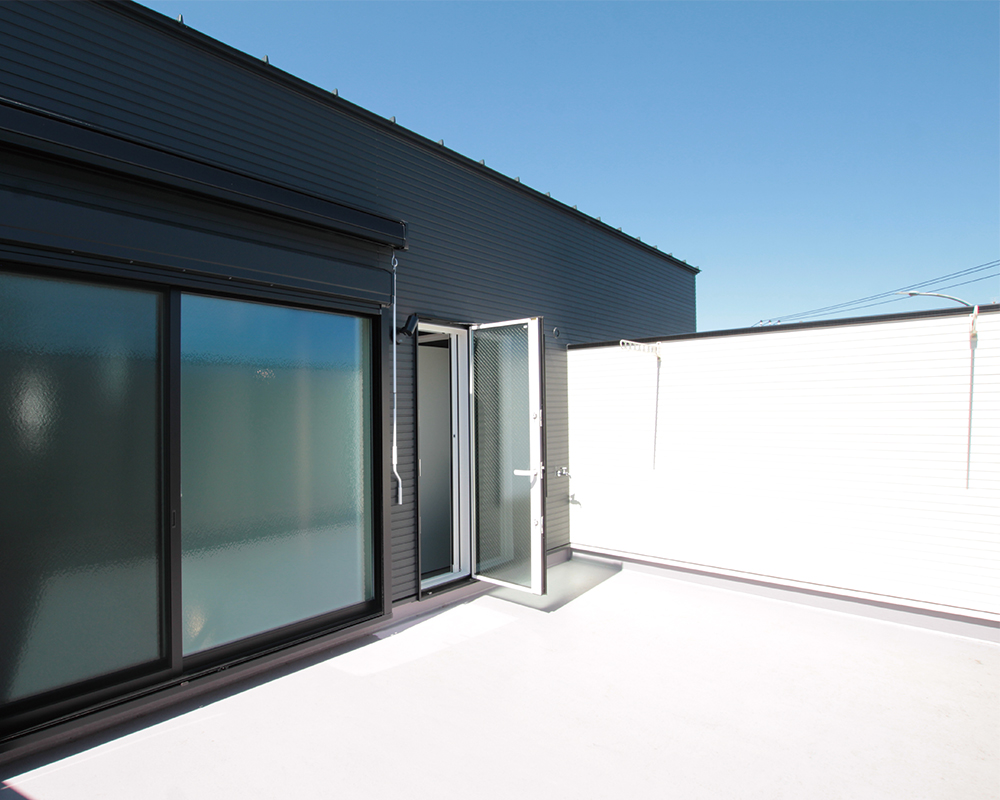 三角変形地で叶える、ガレージで愛車が楽しめる大人カッコイイ家