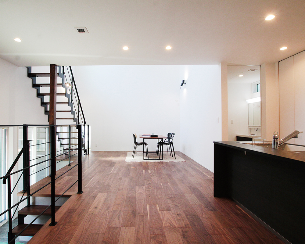 三角変形地で叶える、ガレージで愛車が楽しめる大人カッコイイ家