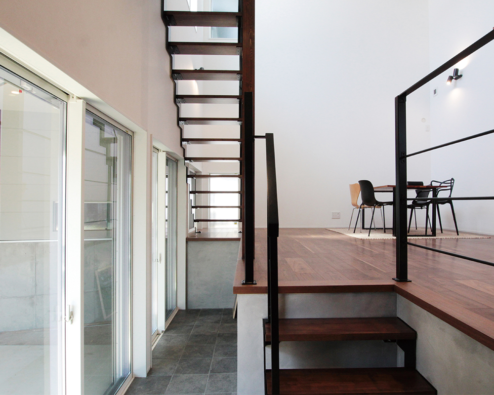 三角変形地で叶える、ガレージで愛車が楽しめる大人カッコイイ家