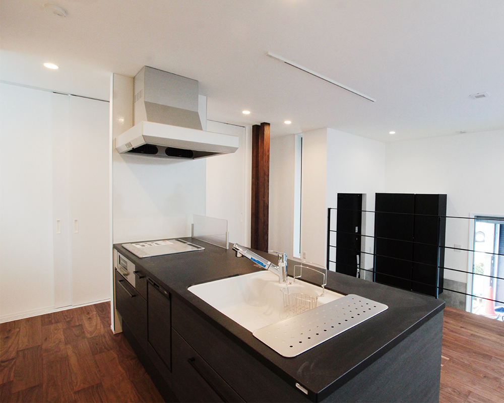 三角変形地で叶える、ガレージで愛車が楽しめる大人カッコイイ家