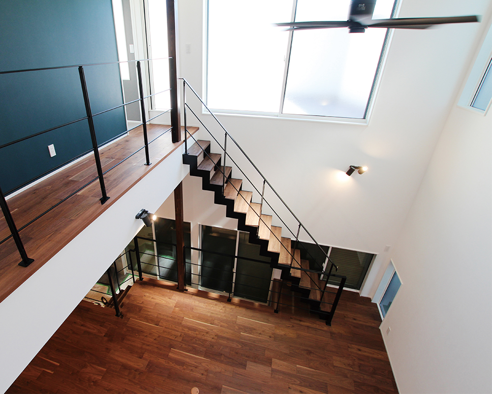 三角変形地で叶える、ガレージで愛車が楽しめる大人カッコイイ家