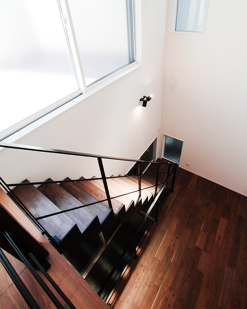 三角変形地で叶える、ガレージで愛車が楽しめる大人カッコイイ家